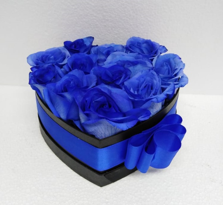  12 Rosas Azules en Caja Corazn